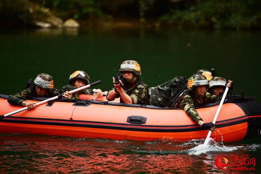 2016年11月22日，武警特戰隊員進行水上訓練。