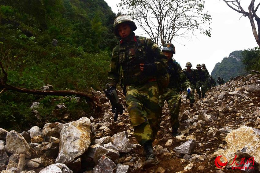 2016年11月26日，武警特戰隊員在進行山地奔襲訓練。