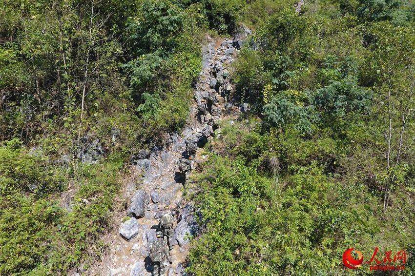 2016年11月28日，航拍中的武警特戰隊員翻越陡峭的山路。