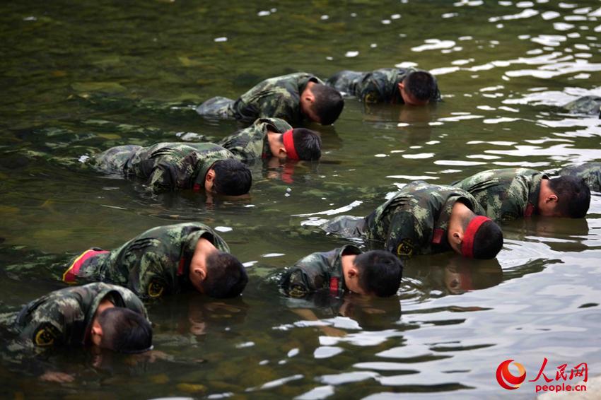 2016年11月30日，武警特戰隊員在水中進行憋氣訓練。