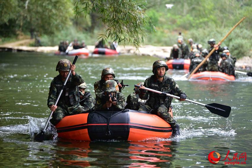 2016年11月30日，武警特戰隊員在水上搜索前行。
