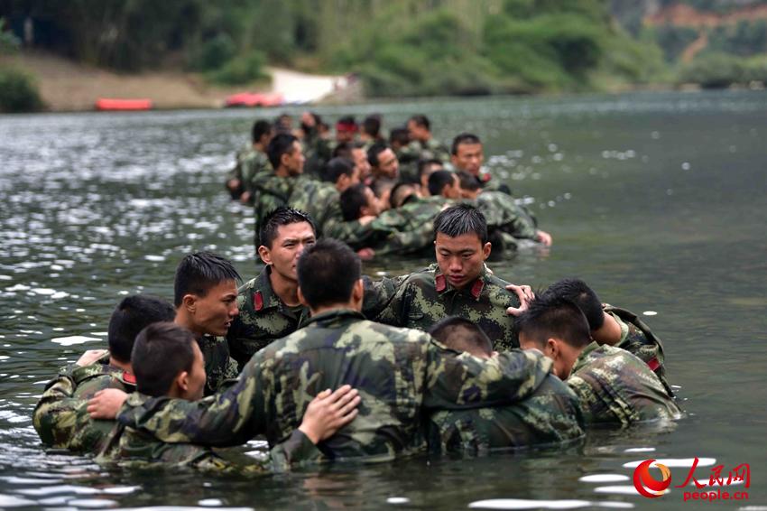 2016年11月30日，武警特戰隊員在水中進行抗寒冷訓練。