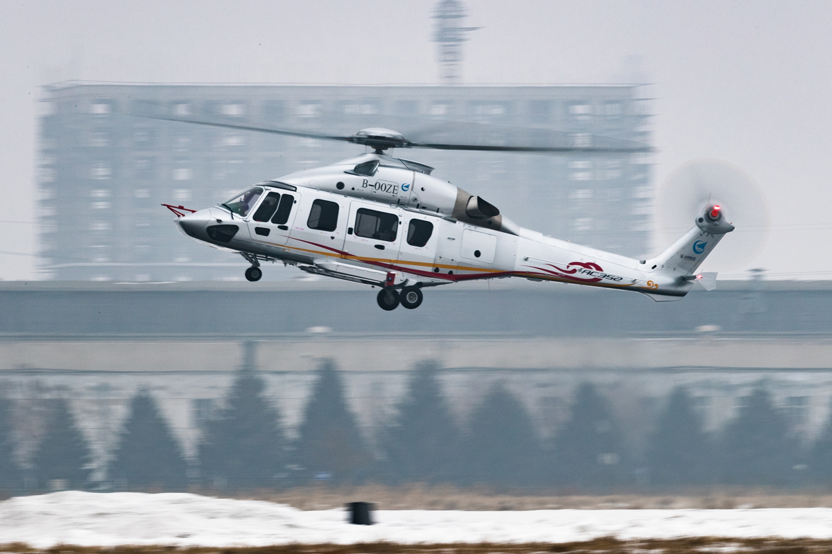 中航工业先进中型多用途直升机AC352首飞