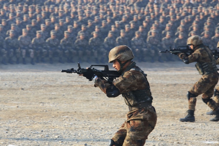 今天你们上班上学,我们兵哥哥在干啥?