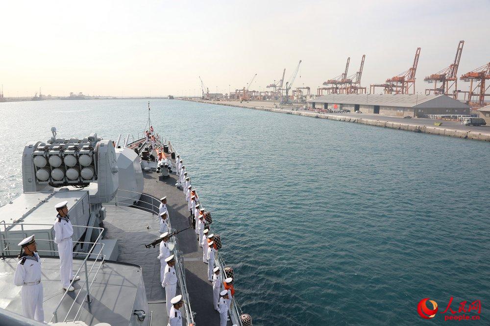 編隊哈爾濱艦駛入沙特吉達港。王長鬆攝影