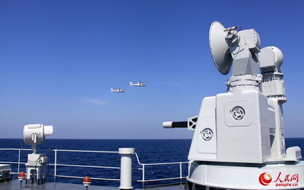 海軍第24批護航編隊出訪途中進行直升機編隊訓練(圖)