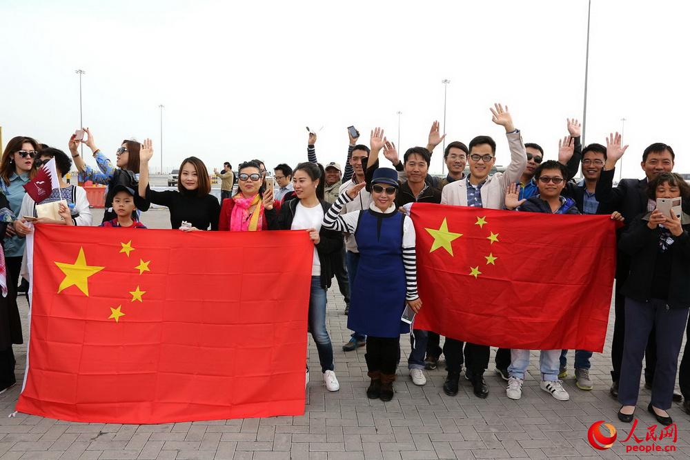 當地華人華僑列隊歡迎第二十四批護航編隊訪問卡塔爾。王長鬆攝影 