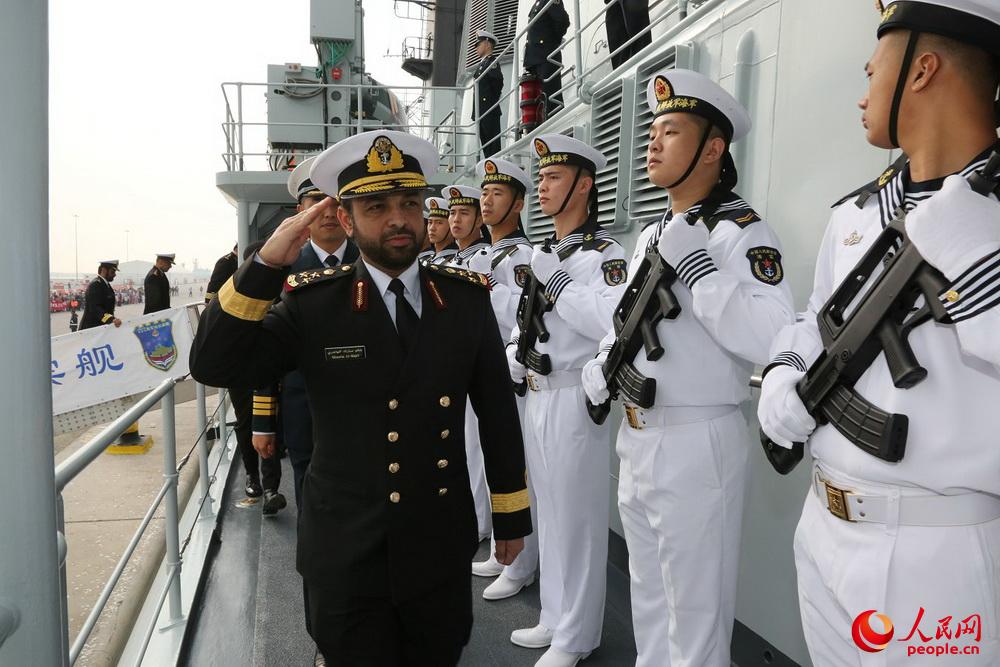 卡塔爾海軍艦隊司令加尼姆參觀第二十四批護航編隊哈爾濱艦。王長鬆攝影 