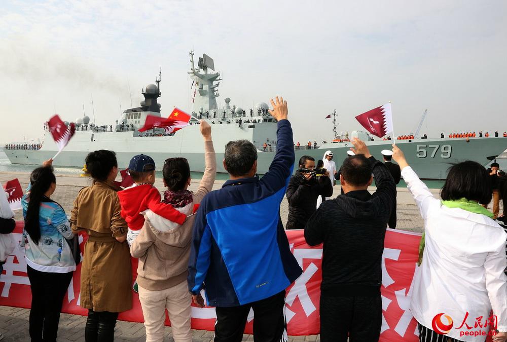 華人華僑列隊歡迎第二十四批護航編隊訪問卡塔爾。王長鬆攝影 