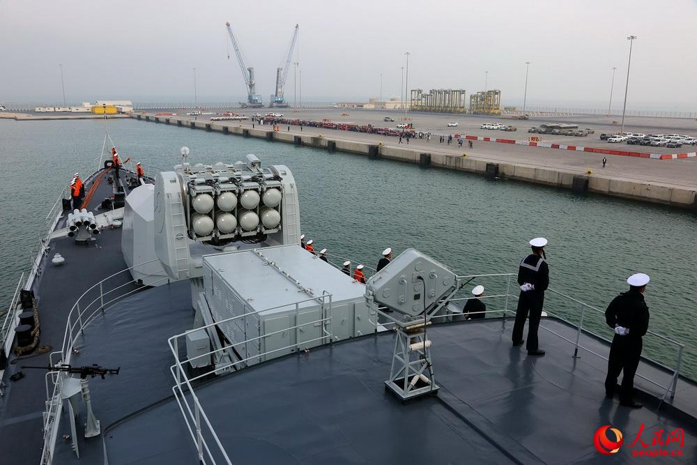第二十四批護航編隊哈爾濱艦駛入卡塔爾多哈港。王長鬆攝影 