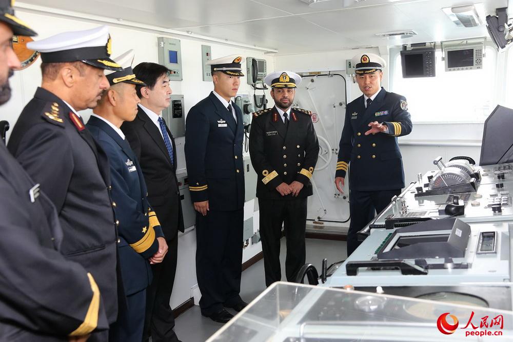 卡塔爾海軍艦隊司令加尼姆參觀第二十四批護航編隊哈爾濱艦。王長鬆攝影 