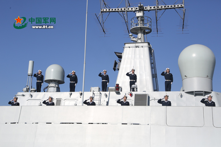 升旗儀式上，西寧艦水兵們向軍旗敬禮。王鬆岐 攝