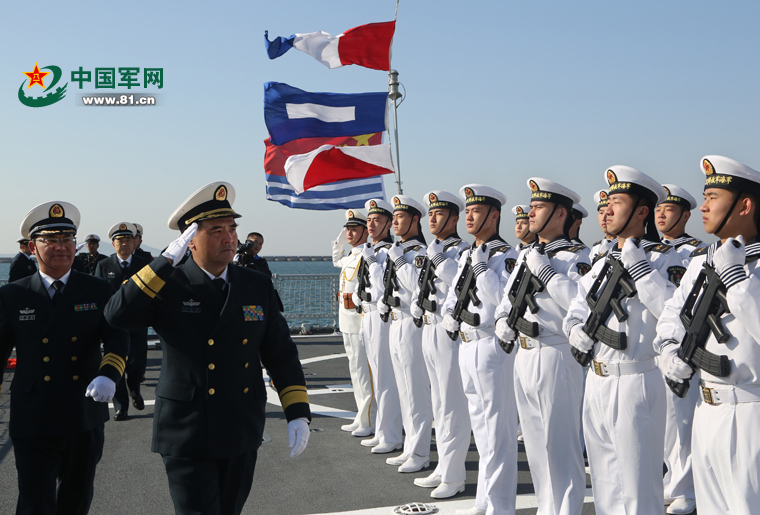 西寧艦艇命名入列儀式后，艦隊司令員張文旦檢閱水兵儀仗隊。王鬆岐 攝