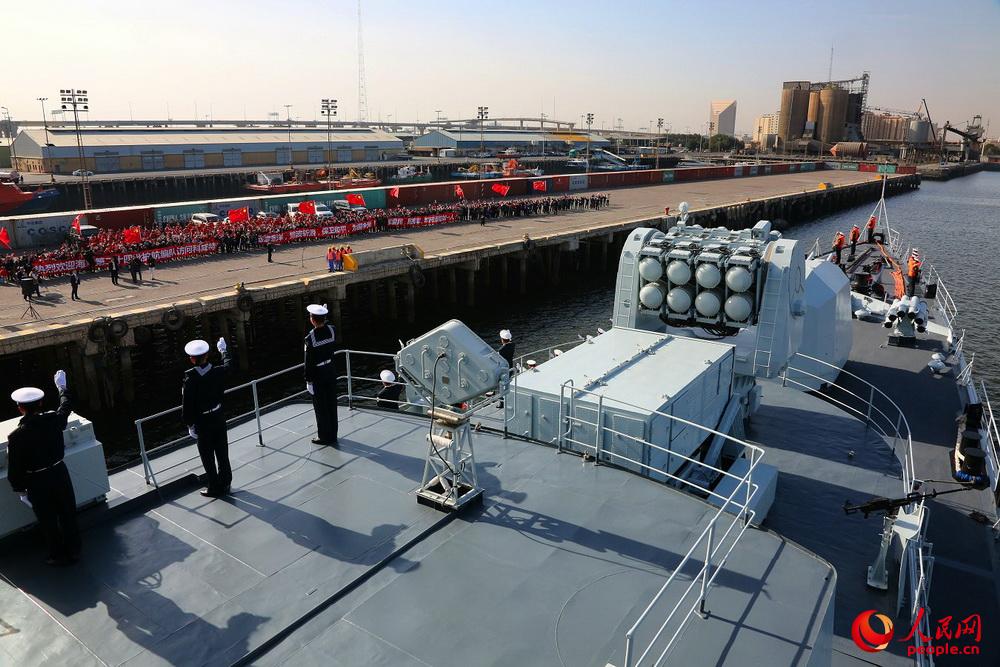 海軍第二十四批護航編隊哈爾濱艦駛入科威特舒韋赫港。王長鬆攝影