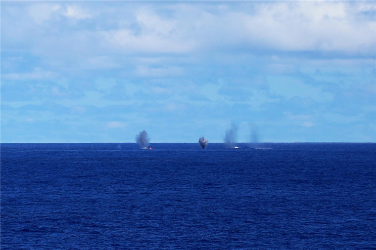 2月19日，在海上現場反擊演練中，海口艦主炮射擊的炮彈落在靶標范圍內，實現對“敵艦”的摧毀打擊。新華社記者曾濤 攝