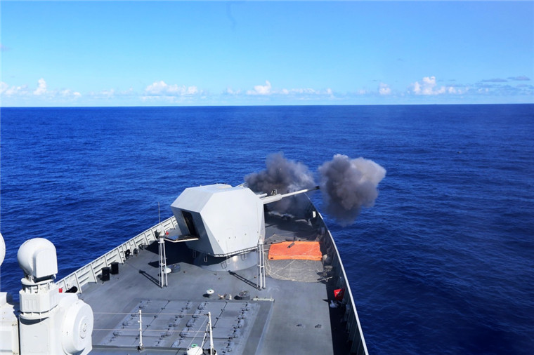 2月19日，在海上现场反击演练中，长沙舰对“敌舰”进行主炮火力射击。新华社记者曾涛 摄