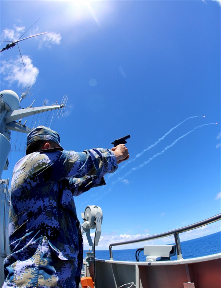 2月19日，在海上現場反擊演練中，長沙艦艦員發射信號彈，模擬對海口艦進行攻擊。新華社記者曾濤 攝