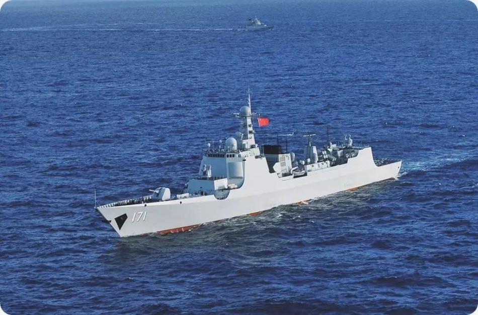 2004年，中國海軍一支裝備最先進的驅逐艦支隊，在海軍建設大跨越大發展的浪潮中應運而生。這支決勝戰場的拳頭部隊：接裝3型國產最新型驅逐艦首艦。