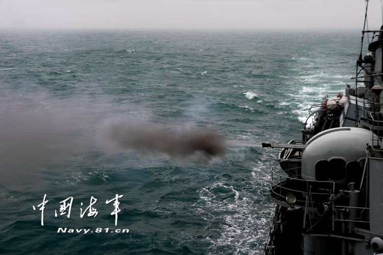 艦艇編隊對航經海區疑似“敵”護衛艦進行副炮火力打擊。吳亢慈 攝