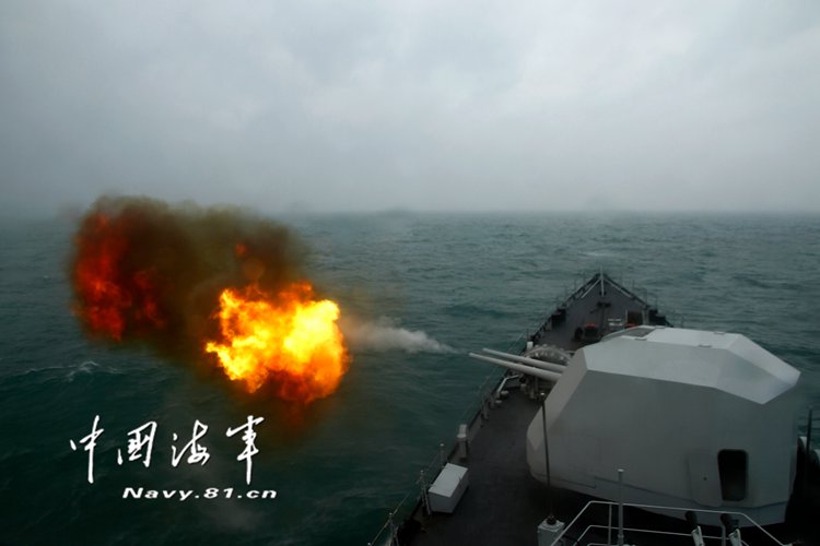 艦艇編隊對航經海區疑似“敵”護衛艦進行主炮火力打擊。吳亢慈 攝