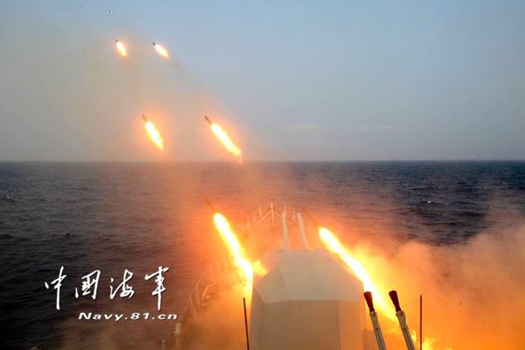 艦艇編隊對航經海區疑似“敵”潛艇進行反潛火箭火力打擊。吳亢慈 攝