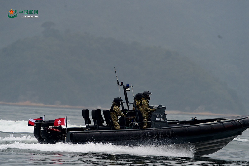 3月23日，香港水警駕駛快艇追擊目標。
