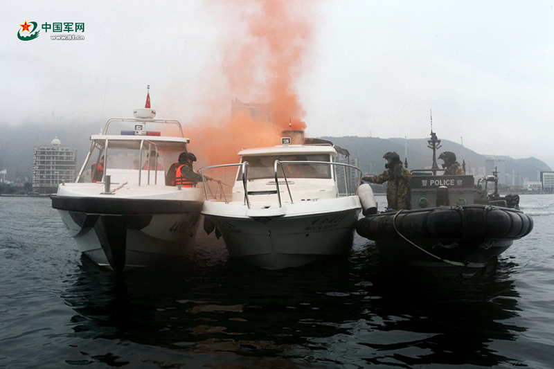 3月23日，深港警方聯合截停目標船隻。陳龍 攝