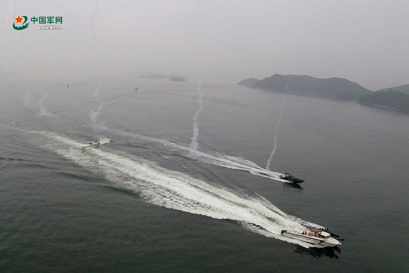 3月23日，香港水警與廣東邊防總隊快艇一起成功合圍目標船隻，將其押解帶回。