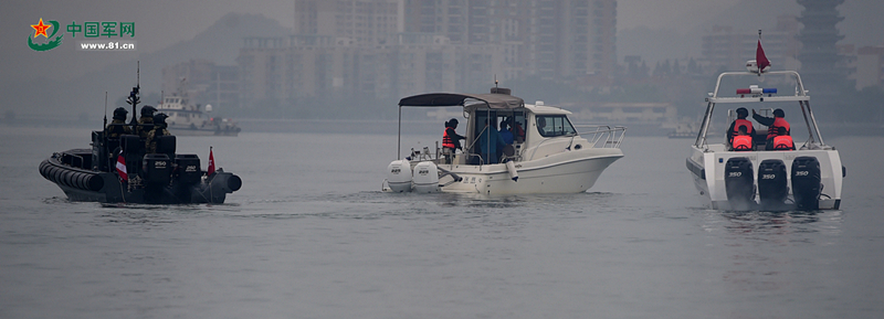 3月23日，香港水警與廣東邊防快艇一起合圍目標，控制嫌疑人。