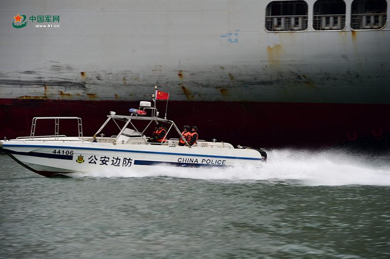 3月23日，廣東邊防總隊的公邊快艇正在追擊目標船隻。