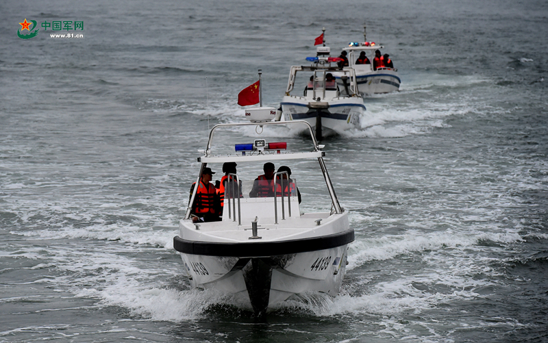 3月23日，廣東邊防總隊的公邊快艇正在追擊目標船隻。