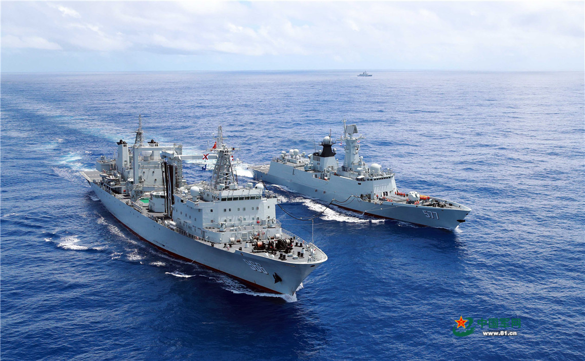 高清:海軍第26批護航編隊開展海上航行補給