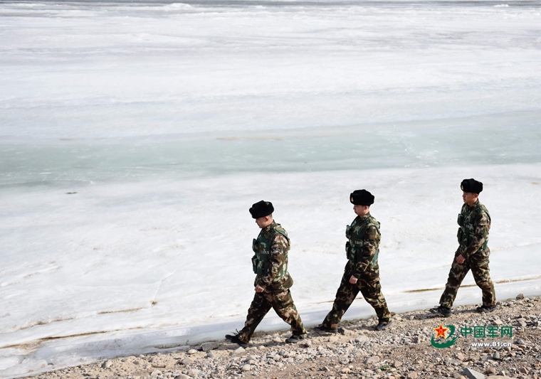 北极边防派出所官兵对出现“底融”现象的界江一线进行巡察。