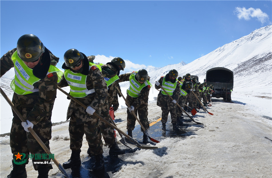 2017年3月14日，官兵在高海拔地段人工清除路面積雪。