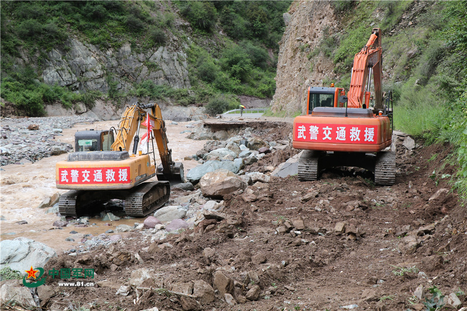 2016年7月31日，山洪水毀災害致川藏公路海通溝段嚴重損毀，武警交通官兵正在進行施工作業。