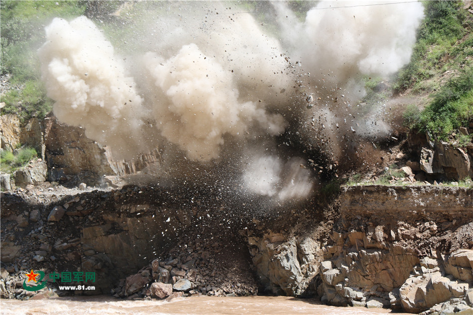 2016年8月7日，川藏公路海通溝塌方路段，武警交通二支隊官兵正在實施爆破作業。