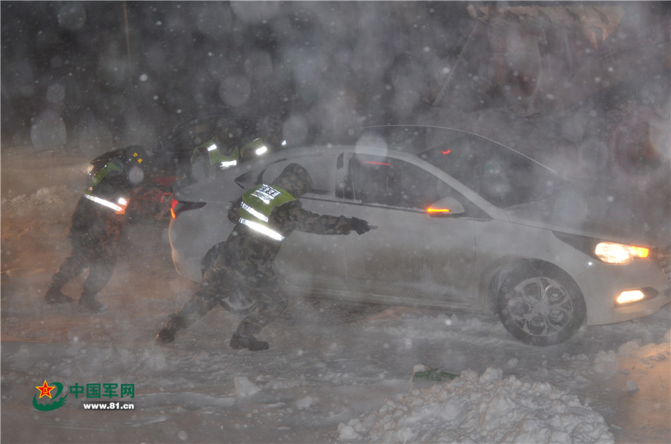 2017年3月11日，武警官兵在暴風雪中晝夜搶通道路。