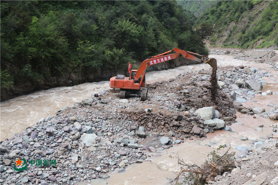2016年8月8日，山洪水毀災害致川藏公路海通溝段嚴重損毀，武警交通官兵正在進行施工作業。