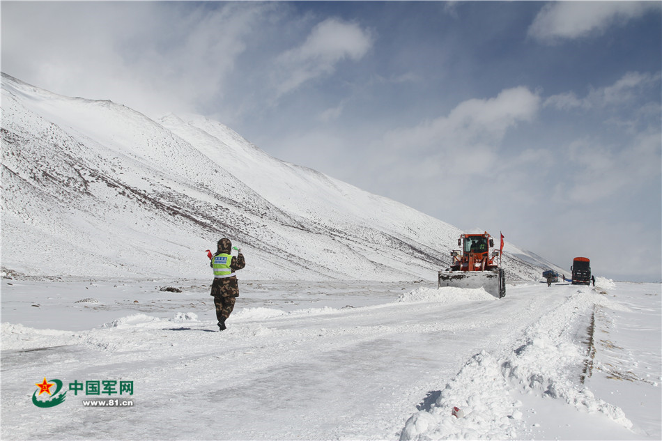 2017年3月13日，西藏自治區昌都市市八宿縣，武警交通官兵正在進行除雪作業。