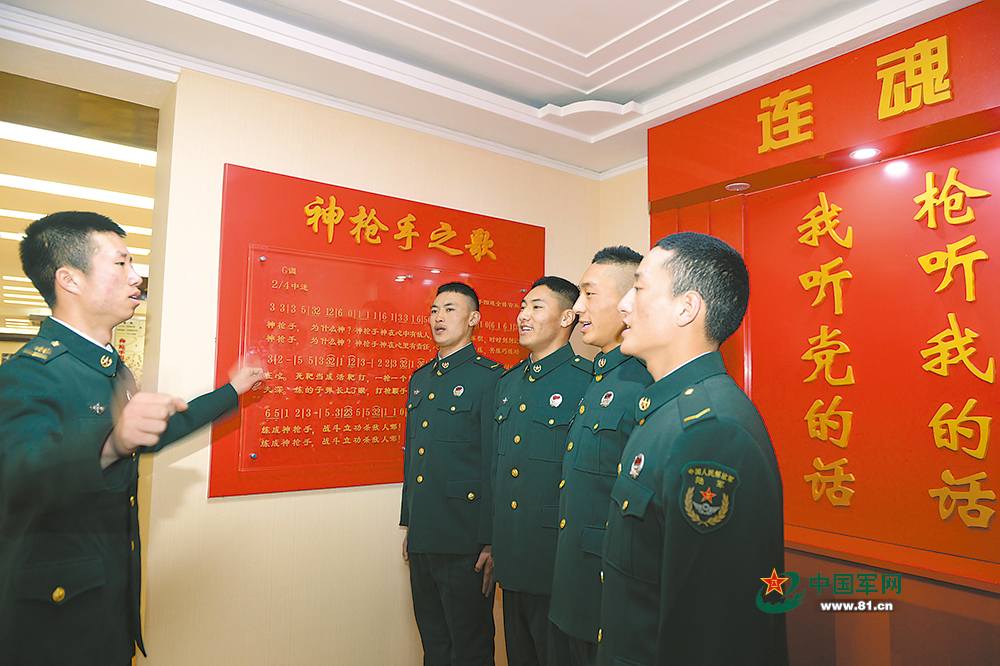 4名藏族新戰士跟著班長高唱連歌。