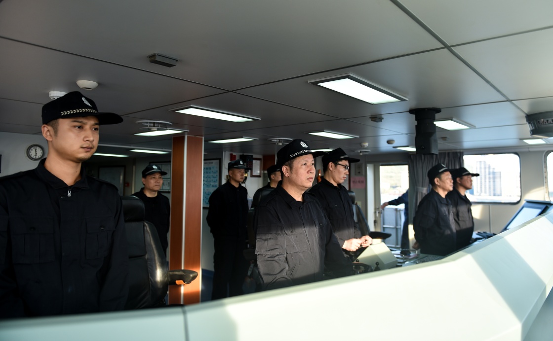 4月17日，海警3301艦的艦員進行航前准備。新華社記者 毛思倩 攝