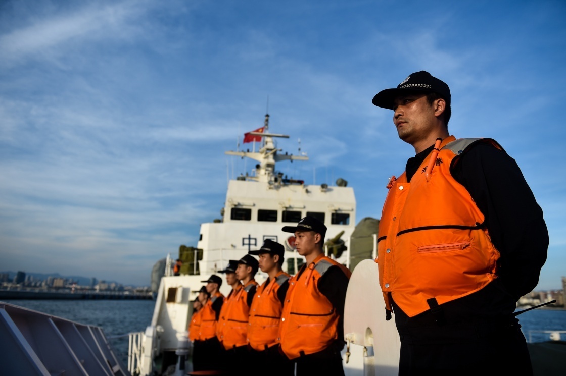 4月17日，艦員列隊站在駛離碼頭的海警3301艦上。新華社記者 毛思倩 攝