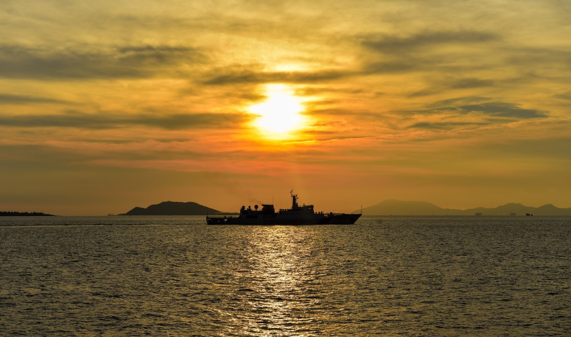 4月17日，駛離碼頭的海警3304艦航行在夕陽中。新華社記者 毛思倩 攝
