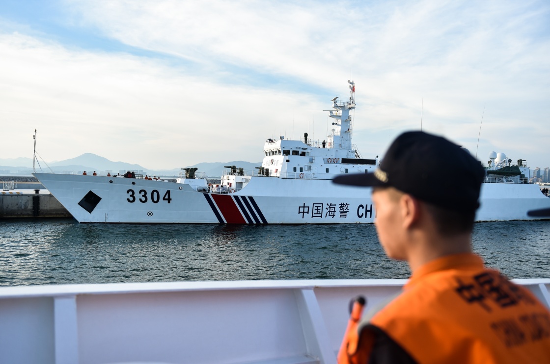 4月17日，海警3301艦駛離碼頭時經過3304艦。新華社記者 毛思倩 攝