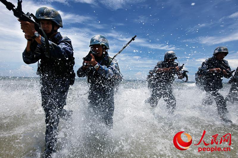 海軍陸戰隊某旅組織官兵進行搶灘登陸演練訓練，圖為該旅官兵正在涉水突擊。 周啟青攝