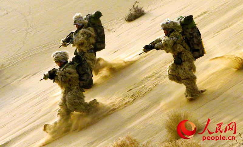 參加新疆庫爾勒寒訓官兵正在班組協同作戰，穿越沙漠戈壁。 尚文斌攝