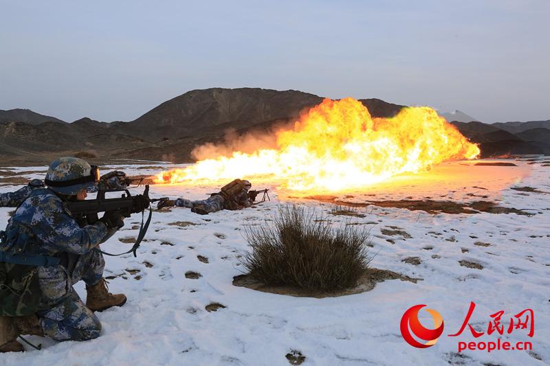 赴新疆沙漠戈壁寒訓的中國海軍陸戰隊開展了一場多兵種協同演練。圖為噴火射擊。黎友陶攝