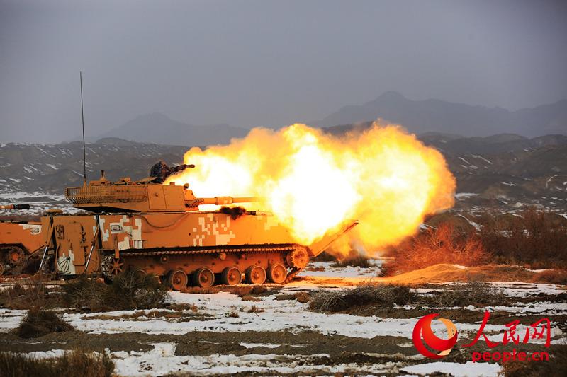 赴新疆沙漠戈壁寒訓的中國海軍陸戰隊開展了一場多兵種協同演練。圖為兩棲裝甲突擊車實彈射擊。黎友陶攝