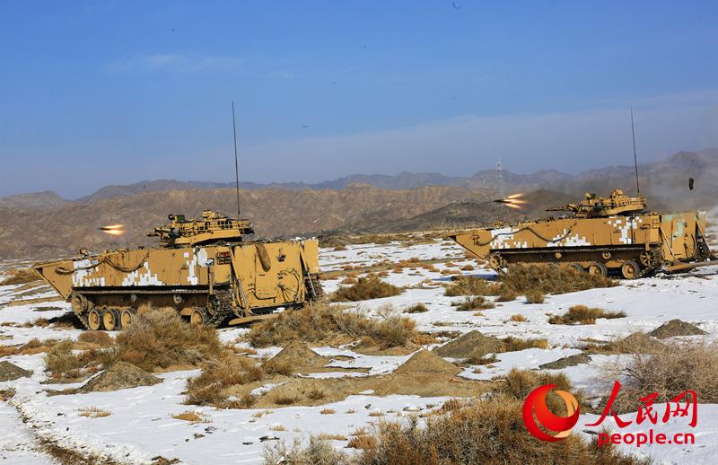 赴新疆沙漠戈壁寒訓的中國海軍陸戰隊開展了一場多兵種協同演練。圖為車載反坦克導彈實彈射擊。黎友陶 攝