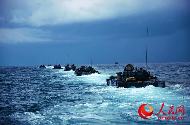 海軍陸戰隊某旅海練期間組織兩棲裝甲裝備海上泛水編波訓練。尚文斌攝